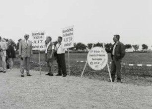 Offizieller Baubeginn für die Bundesautobahn 17 am 21.08.1998 am künftigen Autobahndreieck Dresden-West. Demonstranten mit Plakaten pro Autobahn auf dem Planum der Trasse : Dresden. Offizieller Baubeginn für die Bundesautobahn 17 am 21.08.1998 am künftigen Autobahndreieck Dresden-West. Demonstranten mit Plakaten pro Autobahn auf dem Planum der Trasse