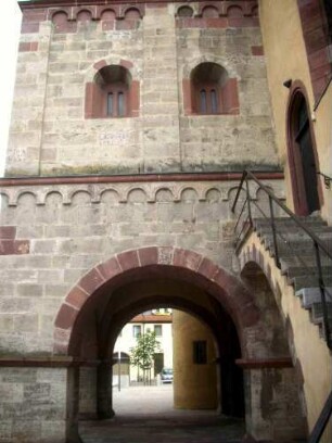 Stadtkirche - Kirchturm von Süden-Erdgeschoß mit Turmhalle sowie erstes Mittelgeschoß mit Rundbogenfries und romanischen Fenstern