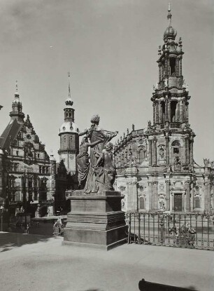 Katholische Hofkirche : Dresden-Altstadt. Schloßplatz. Blick von der Brühlschen Terrasse über "Der Morgen" (1871; J. Schilling) aus den "Vier Tageszeiten" gegen Georgentor, Schloßturm und Katholische Hofkirche (1739/1755, G. Chiaveri) nach Südwesten