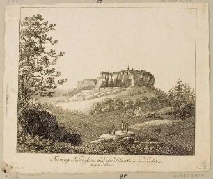 Der Königstein mit der Festung in der Sächsischen Schweiz von Südwesten, im Hintergrund der Lilienstein
