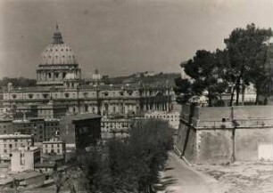 Rom. Der Petersdom (italienisch: San Pietro in Vaticano) vom Hügel Gianicolo aus gesehen