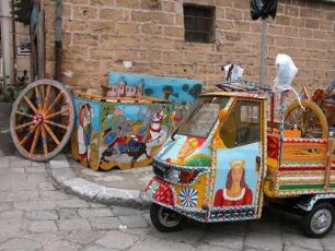 Palermo. Bunt bemalte Wagen mit sizilianischen bäuerlichen Motiven in der Altstadt