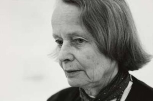 Die Galeristin und Künstlerin Betty Parsons bei der Eröffnung der Saul Steinberg-Ausstellung in ihrer Galerie
