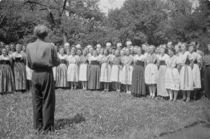 Sorbisches Jugendensemble der Sorbischen Oberschule Bautzen. : Prěnja serbska kulturna brigada Serbskeje wyšeje šule w Budyšinje.