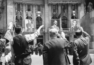 Bukarest: Rumäniens Befreiung seiner Gebiete, Absingen der Nationalhymne, Schlossplatz (Palatul Regal)