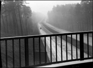 Joachimsthal: Autobahn, Vordergrund Geländer mit Tropfen