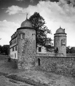 Ernsthofen. Ehemalige Wasserburg der Herren von Wallbrunn. Mauerrest