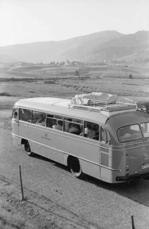 Bernau: Landstraße mit Postbus in Landschaft