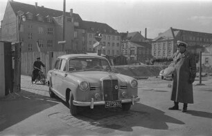 Unübersichtliche Verkehrsverhältnisse an der Einmündung Karl-Friedrich-Straße in den Schloßplatz.