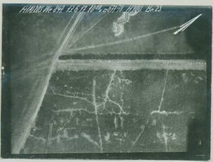Foto der Fliegerübung "Windmühlenlager Ost" mit unterbrochener Schützenlinie (Luftbild)