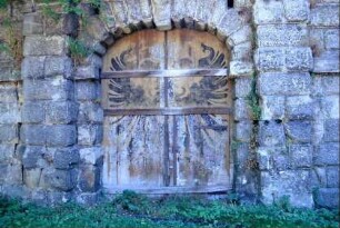 Tor in einer Mauer, vermutlich im Schloss
