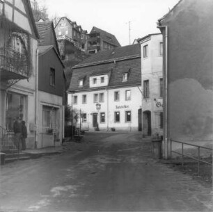Stadt Wehlen, Karl-Marx-Platz 1. Gasthof "Ratskeller" (bez. 1747). Straßenansicht