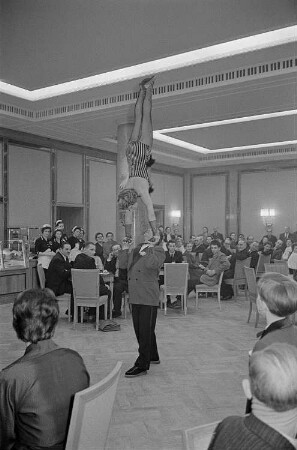 Gäste während einer Veranstaltung im Ringcafé