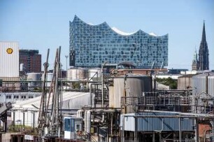 Die Elbphilharmonie (kurz "Elphi" ) ist ein im November 2016 fertiggestelltes Konzerthaus in Hamburg. Baubeginn war 2007, unter Einbeziehung der Hülle des früheren Kaispeichers A . Hier: Blick von Steinwerder auf die Elphi. 08.2015