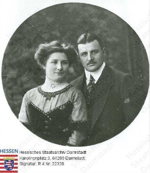 Hochgesand, Julius (* 1882) / Porträt mit Ehefrau Martha geb. Nebel (* 1890) in Medaillon, Halbfigur