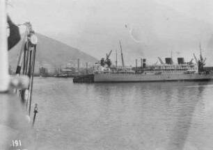 Hafen : Hafenlandschaft von Kapstadt mit Dampfschiffen