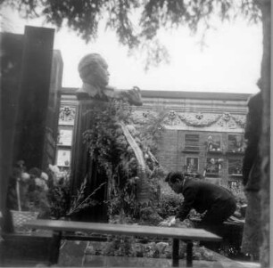 Grabstätte mit Büste (um 1976; L. Kerbel) für den Geiger David Oistrach auf dem Nowodewitschi-Friedhof in Moskau. Aufnahme während eines Besuches von Mitgliedern der Geigen-Jury des Internationalen Tschaikowski-Wettbewerbes 1978