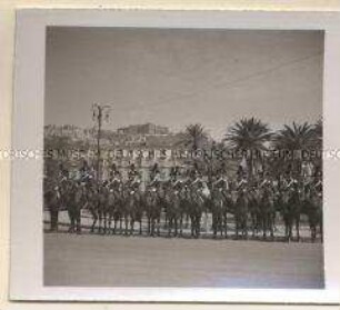 Neapel, Staatsbesuch Adolf Hitlers in Italien vom 02. bis 10. Mai 1938, Malerische Reitertruppen bilden Spalier (Königliche Karabinieri)