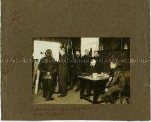Wilhelm Doegen bei Gesangsaufnahmen kriegsgefangener Ukrainer
