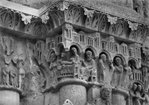 Kapitellzone über dem Pfeiler zwischen nördlichem und mittlerem Westportal, Geburt Christi und Heimsuchung