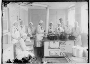 Haushaltsschule Sigmaringen; Frauen am Herd beim Kochen