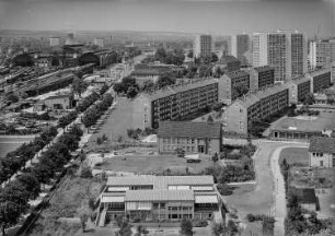 Dresden. Seevorstadt-Ost vom Hochhaus Wiener Straße mit Kinderkrippe, Hochhäusern und Hauptbahnhof