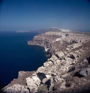 Thera = Santorini. Bimsstein-Abbauzone. Firá und Ia. Blick von Kap Plaka auf Kap Alonaki. Ag9
