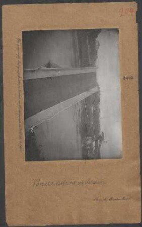 Die gesprengte Fußgängerbrücke in Grodno im Hintergrunde die Vorstadt