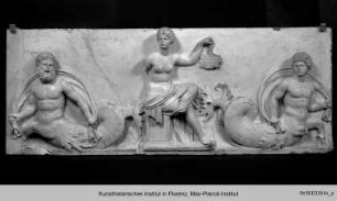Camerino di alabastro : Nereide zwischen zwei Tritonen