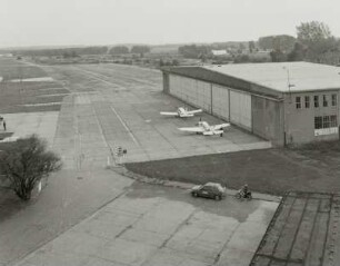Flugzeughalle : Verkehrslandeplatz (ehemaliger Militärflugplatz). Blick vom Tower auf Rollbahn (um 1960) und Flugzeughalle (um 1960)