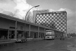 Berlin: Hiltonhotel; Außenfassade mit Kolonnaden