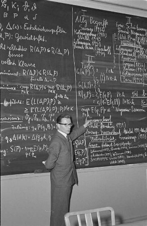Dresden-Räcknitz, Zellescher Weg 12/14 (Willers-Bau der TH Dresden). Serie "Jahrestagung Deutsche Mathematiker-Vereinigung Dresden 1957". Prof. Dr. Leopold Schmetterer beim Vortrag mit Tafelbild