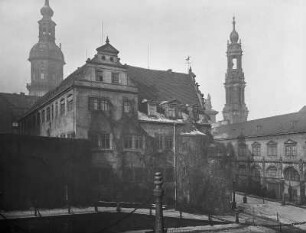 Kanzleihaus : Stallhof mit Kanzleihaus (1565-1567, H. Irmisch) und Langem Gang gegen Schlossturm und Turm der Katholischen Hofkirche vom langem Söller aus gesehen