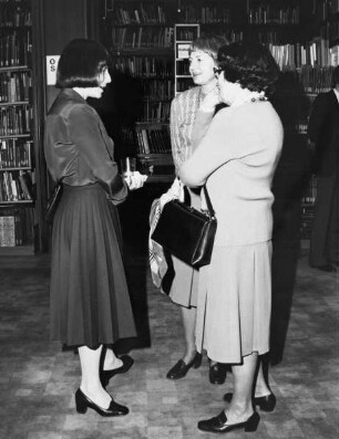 Brigitte Sauerländer (links), Annegrit Schmitt (Mitte) im Gespräch mit Frau Seling (Ehefrau von Helmut Seling) (?) während einer Veranstaltung im Zentralinstitut für Kunstgeschichte in München