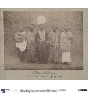 Sultan Kimueri mit seinen ältesten Offizieren