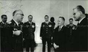Friedrich Dickel und Gerald Götting bei einer Veranstaltung