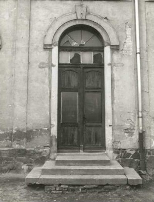 Cossebaude, Bahnhofstraße 5. Hans-Grundig-Oberschule (Grundschule Cossebaude) (1893). Turnhalle. Portal