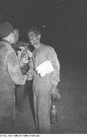 Freital. VEB Steinkohlenwerk "Willi Agatz" Freital. Ernst Lohagen, erster Sekretär der SED-Landesleitung Sachsen bei den Bergleuten nach einer Sonderschicht, Juli 1951