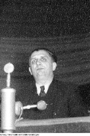 Leipzig. Dr. Walter Thürmer, Minister für Gesundtheitswesen (Liberaldemokratische Partei Deutschlands (LDPD) in Sachsen auf einer Tagung in der Kongreßhalle am Zoo in Leipzig, 1951