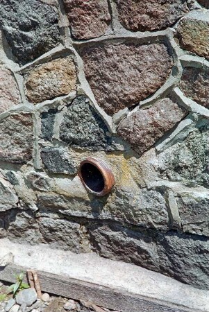 Fritz-Berodt-Straße 7-9: Hofanlage: Teich bei Niedrigwasser: Ufermauer, Detailaufnahme: Fundament, Abwasserrohr