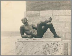 Ruhender Athlet, 1935, Bronze auf Travertin-Plinthe