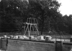 Roßwein. Freibad im Wolfstal (wohl um 1930). Ansicht mit Sprungturm während der Renovierungsarbeiten