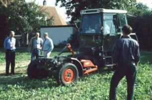 Fotografie: Gartenbautechnik-Freiland, Traktor, Geräteträger, Zwischenachsanbau