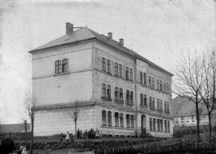 Schule Satzung : im Hintergrund Gebäude des Erbgerichtes