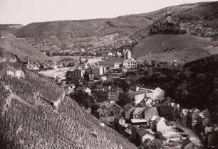 Cochem, Stadtansicht : Cochem (Mosel). Westlicher Stadtteil im Endert-Tal gegen Altstadt mit Markt und ehemaligen Kapuzinerkloster, Stadtteil Cochem-Cond. Blick aus Weinbergen von Nordwesten in den Moselbogen mit Ebernach