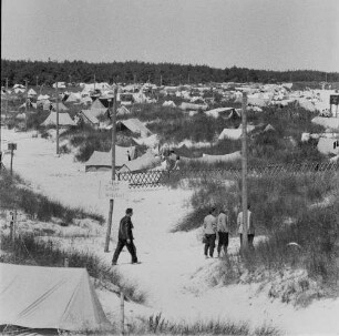 Ostsee-Urlauber. Zelte in den Dünen