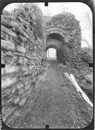 Herrmannsacker. Ruine der Ebersburg (um 1181). Toranlage