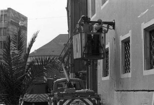 Freiburg im Breisgau: Lampenmontage in der Bertoldstraße