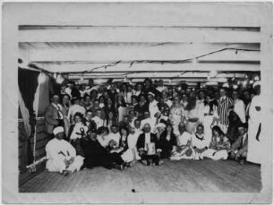 Kreuzfahrten der Hamburg-Amerika Linie, Bordaufnahmen. Gruppenbild während eines Kostümfestes an Bord eines Hochseepassagierdampfers, vermutl. ClevelandBordfestes