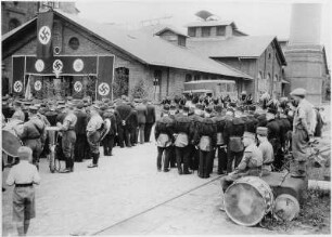 Bergbier-Fest 4.-6. Juli 1936. Rednertribüne mit Hakenkreuzbeflaggung am Carolaschacht und Aufstellung zur Bergparade mit Blaskapelle der SA : Freital. Bergbier-Fest 4.-6. Juli 1936. Rednertribüne mit Hakenkreuzbeflaggung am Carolaschacht und Aufstellung zur Bergparade mit Blaskapelle der SA
